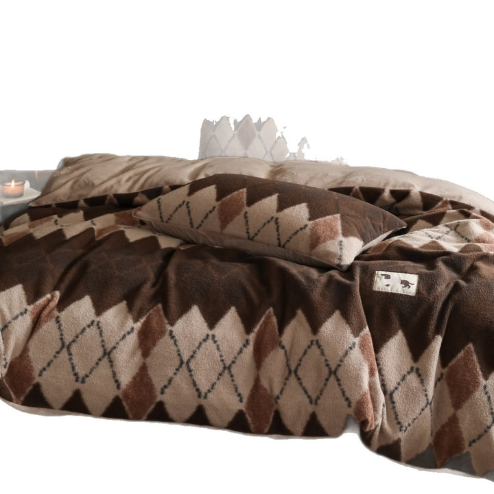 Cozy fleece bedding set with diamond jacquard and reversible function