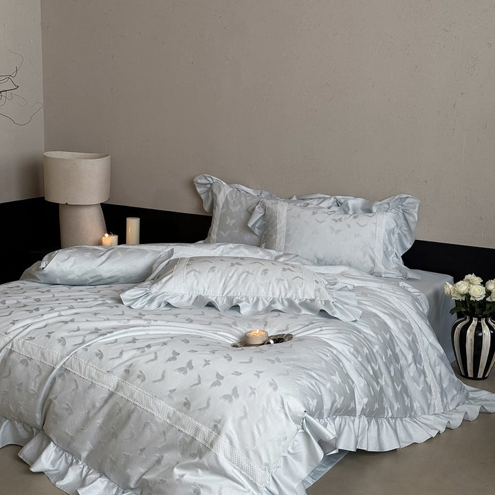 Jacquard bedding set with ruffles and fine decorative seam