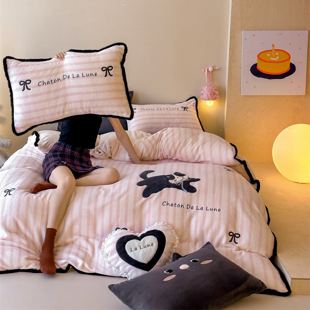 Bedding set with embroidered cat appliqué and frill pillow