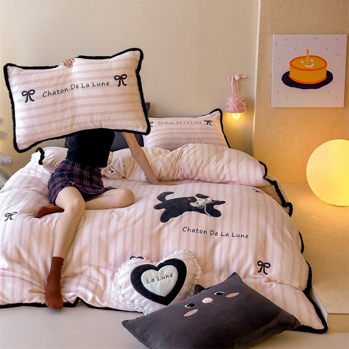 Bedding set with embroidered cat appliqué and frill pillow