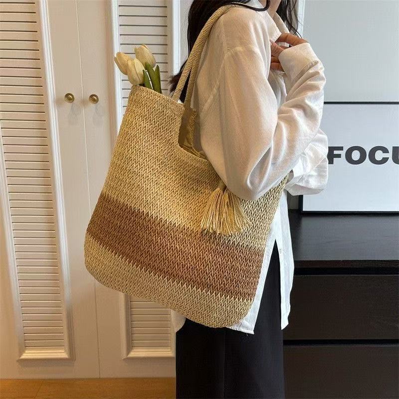 Handbag made of braided natural material with tassel details Stornfield