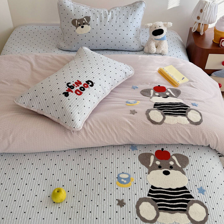 Children's Quilted Bedding Set with Appliqué Animal Motifs and Reversible Plaid Comforter