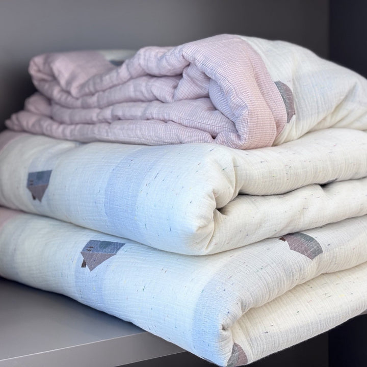 Quilted children's blanket with cute dog motif and muslin surface