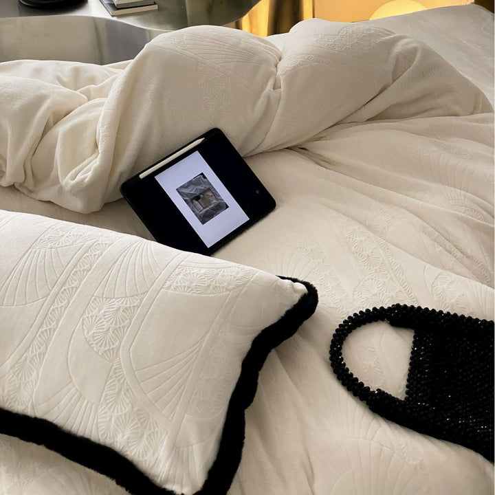 Quilt bedding set made of high-quality cotton satin with contrasting piping edge