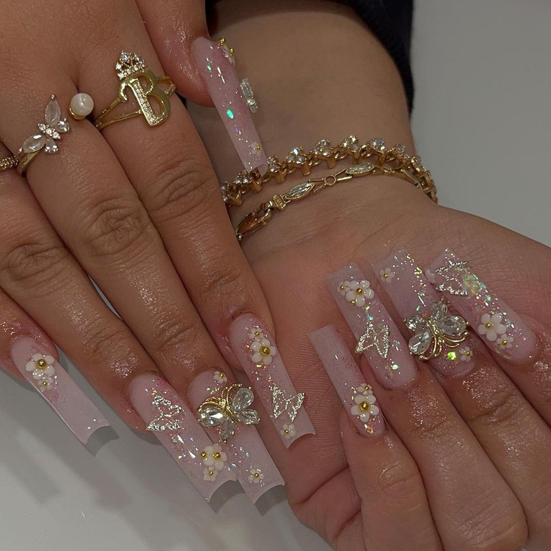 Glamorous artificial nail design with golden accents Stornfield