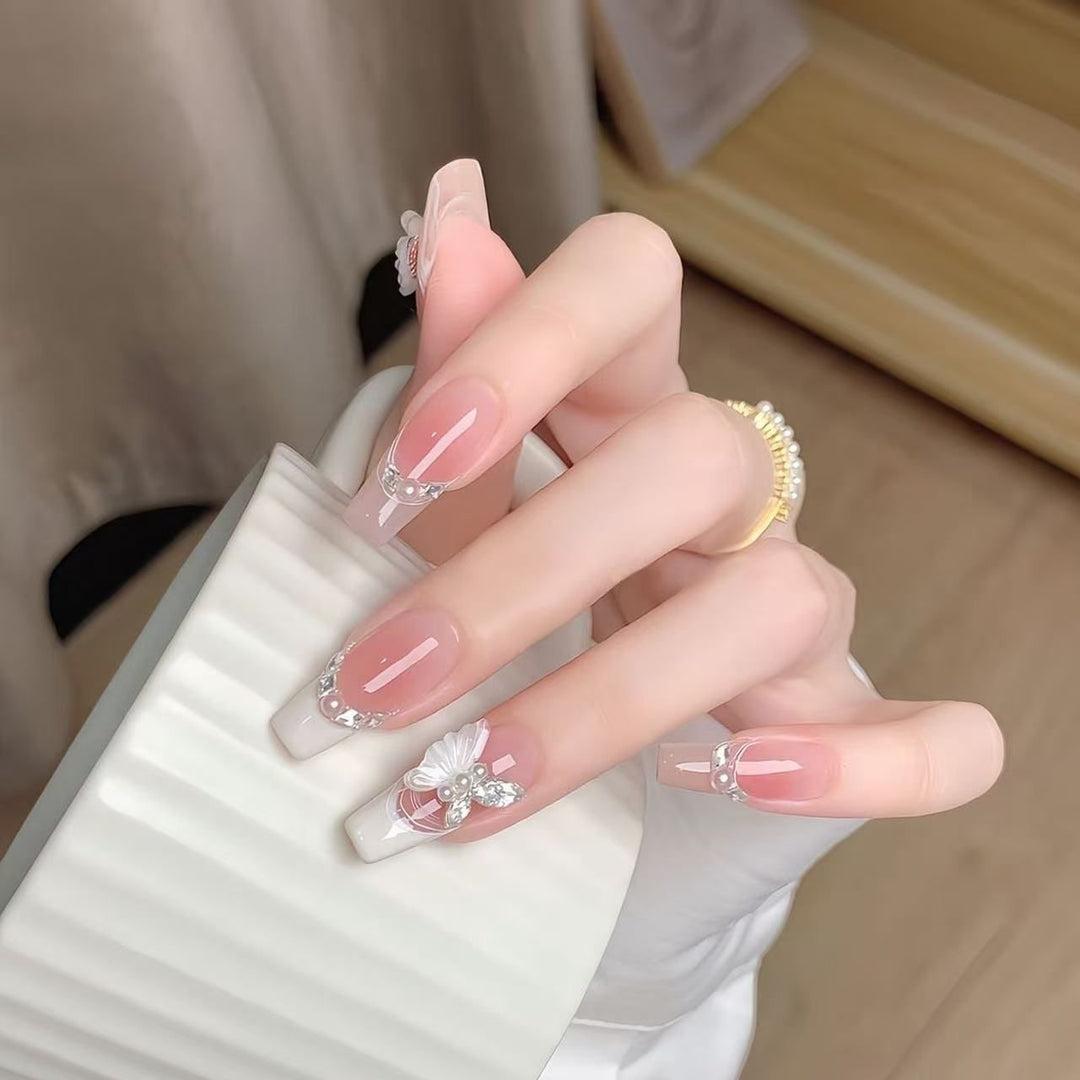 Glamorous nail art with pearls and glitter Stornfield