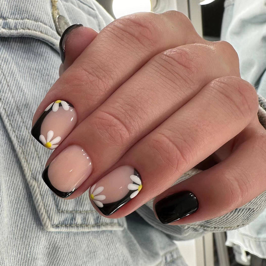 Elegant and creative nail art Stornfield