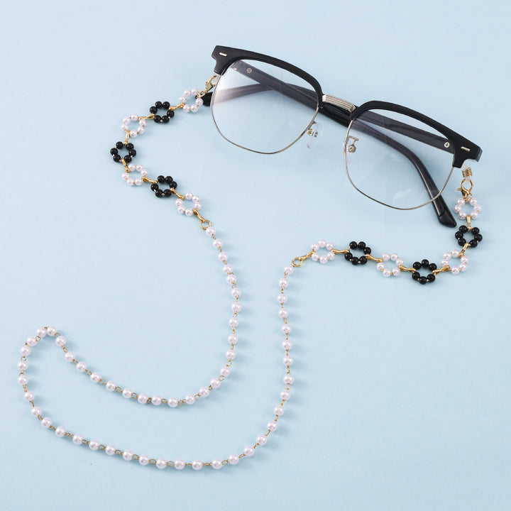 Elegant Beaded Eyewear Chain Stornfield