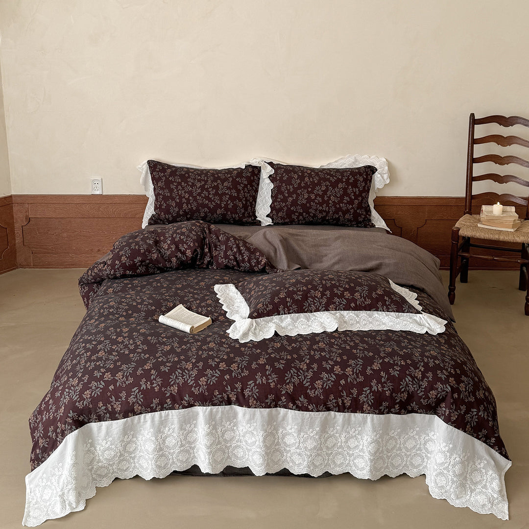Romantic bedding set made of cotton satin with floral pattern and wide lace trim