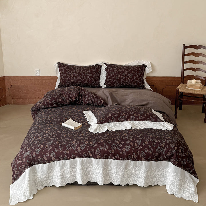 Romantic bedding set made of cotton satin with floral pattern and wide lace trim