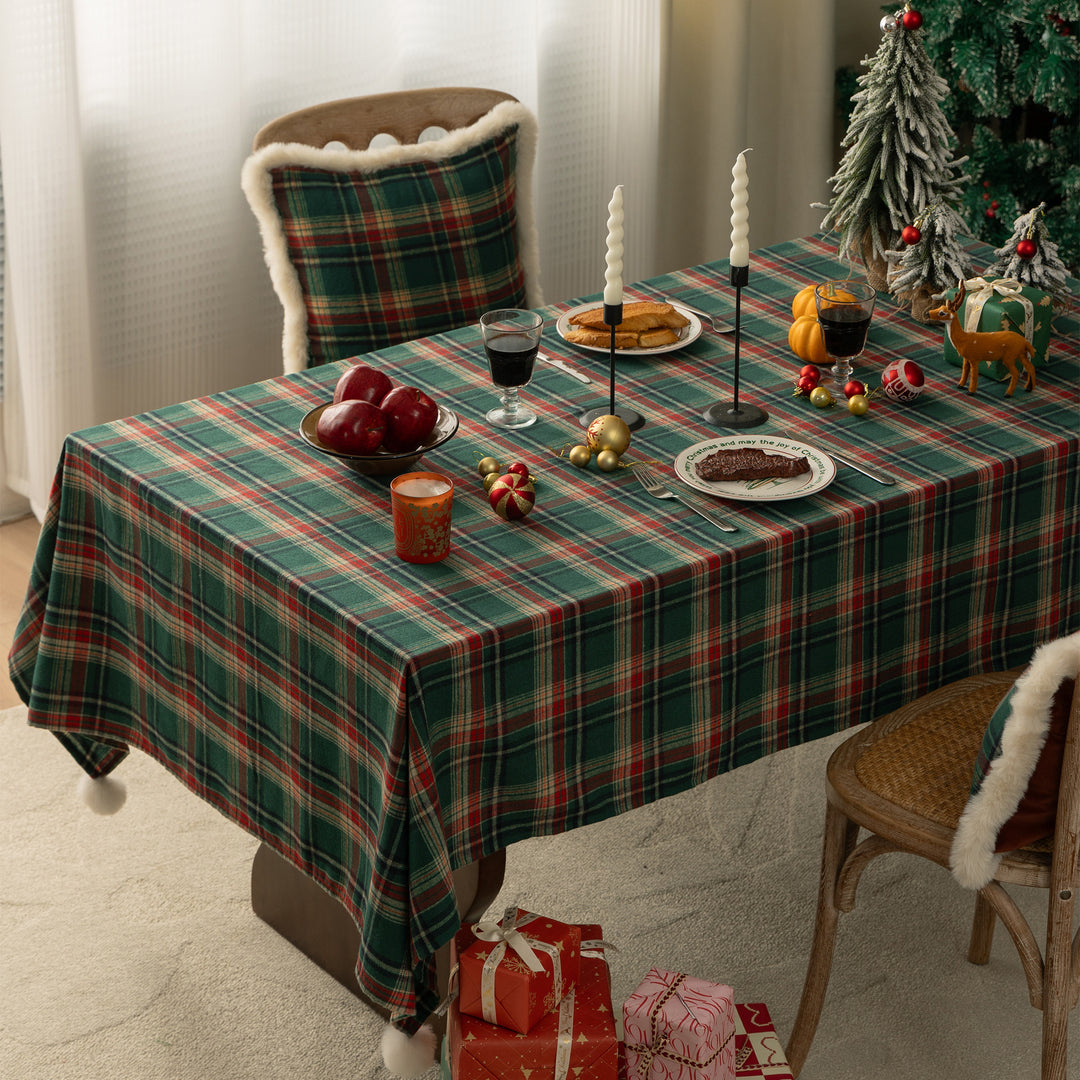 Rectangular checkered tablecloth made of cotton blend with pompom tassels Stornfield