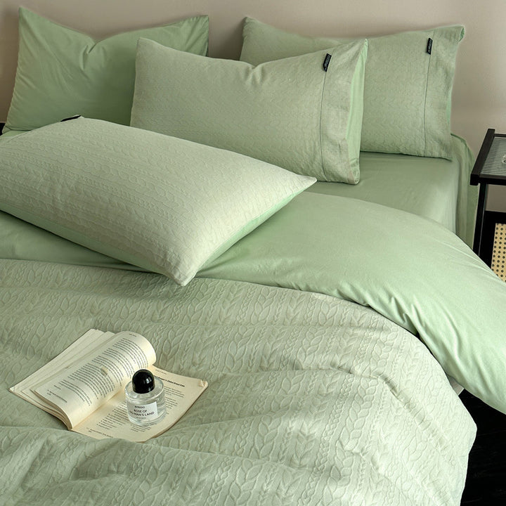 Reversible bedding set with fine cable pattern jacquard texture
