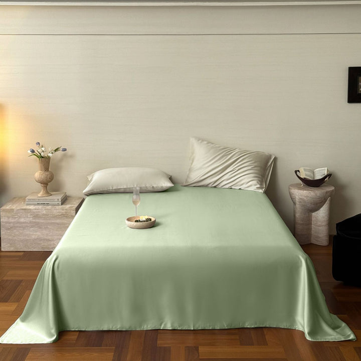 Luxurious satin bedding set with a silky-smooth surface, reversible function and hotel closure