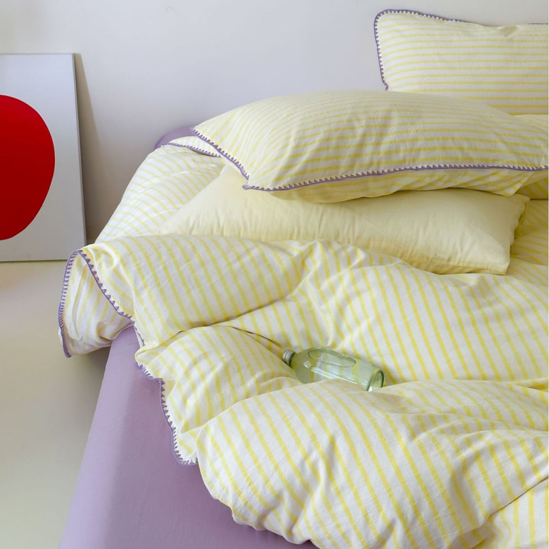 Striped bedding set made of cotton satin with ruffled edges and reversible function