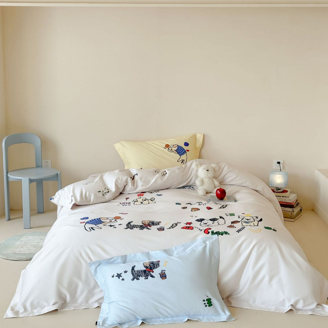 Bedding set for children made of cotton satin with contrasting piping and puppy print