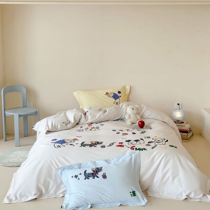 Bedding set for children made of cotton satin with contrasting piping and puppy print