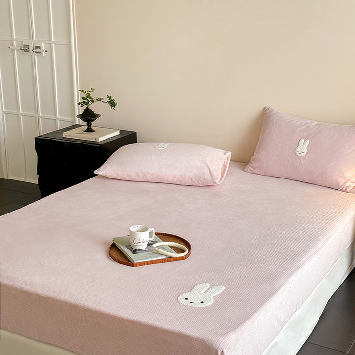 Elastic fitted sheet set made of waffle pique with embroidered panda applique
