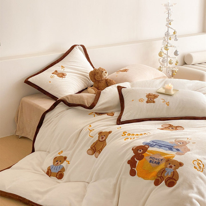 Cuddly duvet cover set with embroidered teddy bear motifs