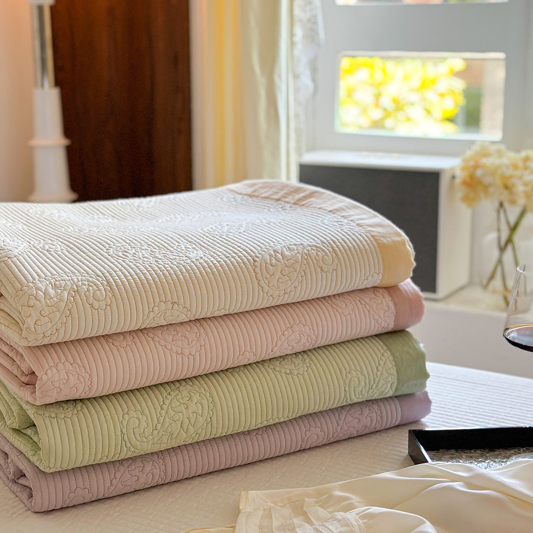 Quilted Paisley Matelassé Bedspread and Pillow Sham Set