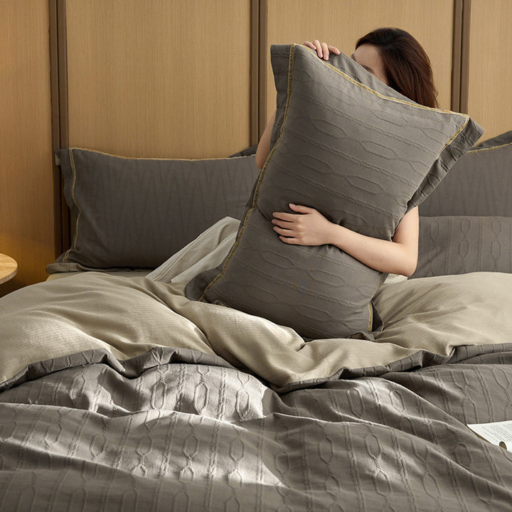 Bedding set made of Mako cotton with fine jacquard quilting and decorative stitching