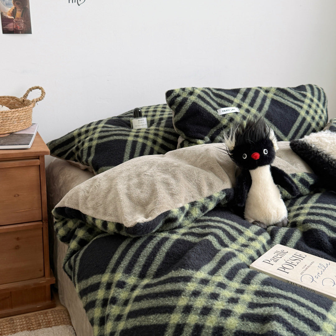 Cozy Plaid Fleece Blanket Set
