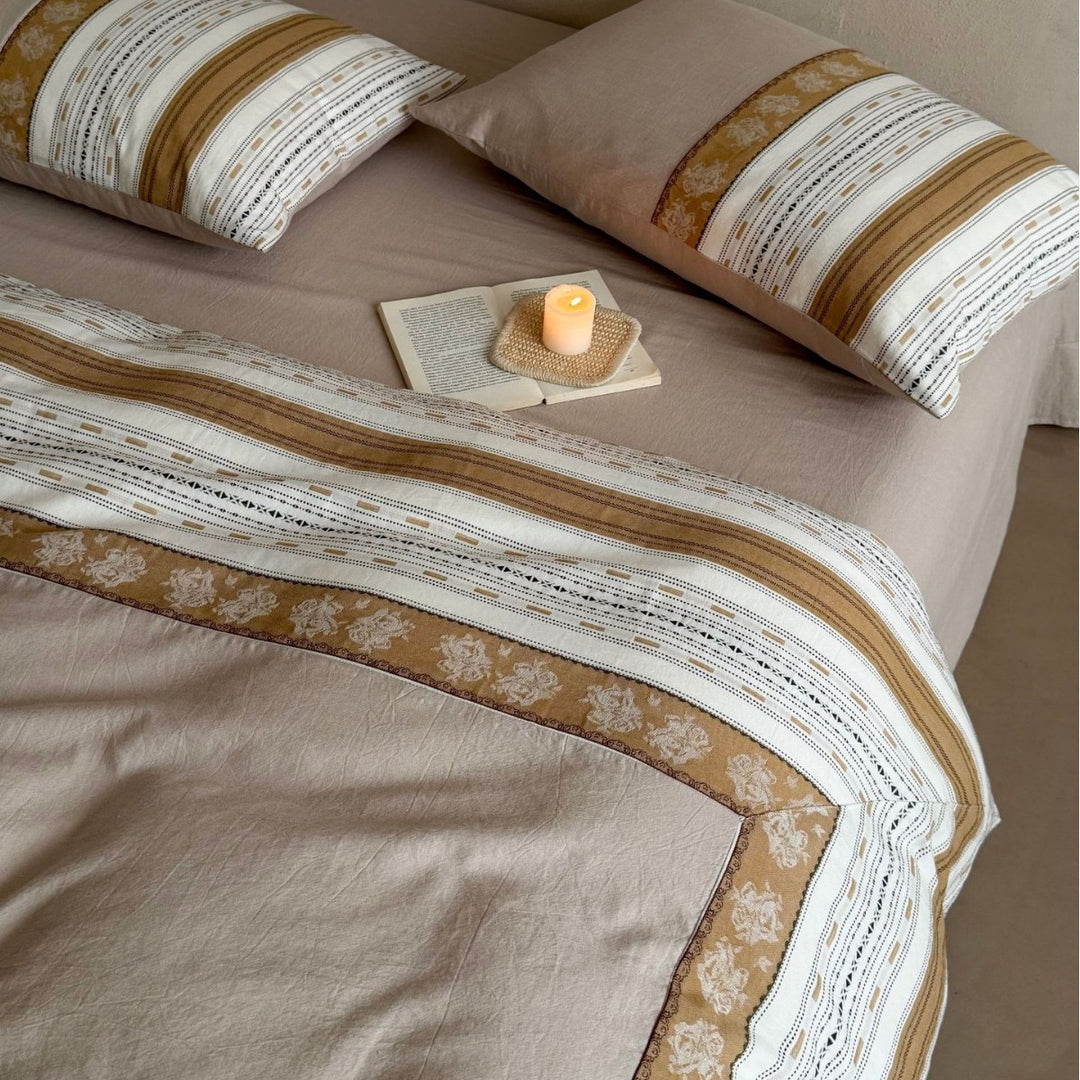 Bedding set in linen look with decorative border and reversible function