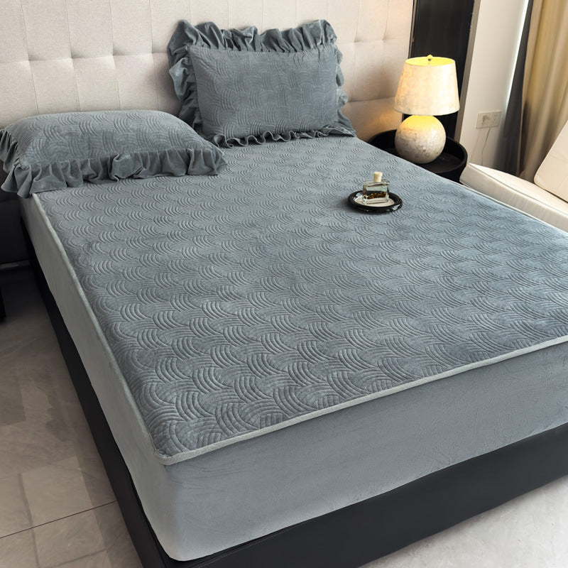 Padded bedspread with quilted velvet surface and ruffled pillow covers