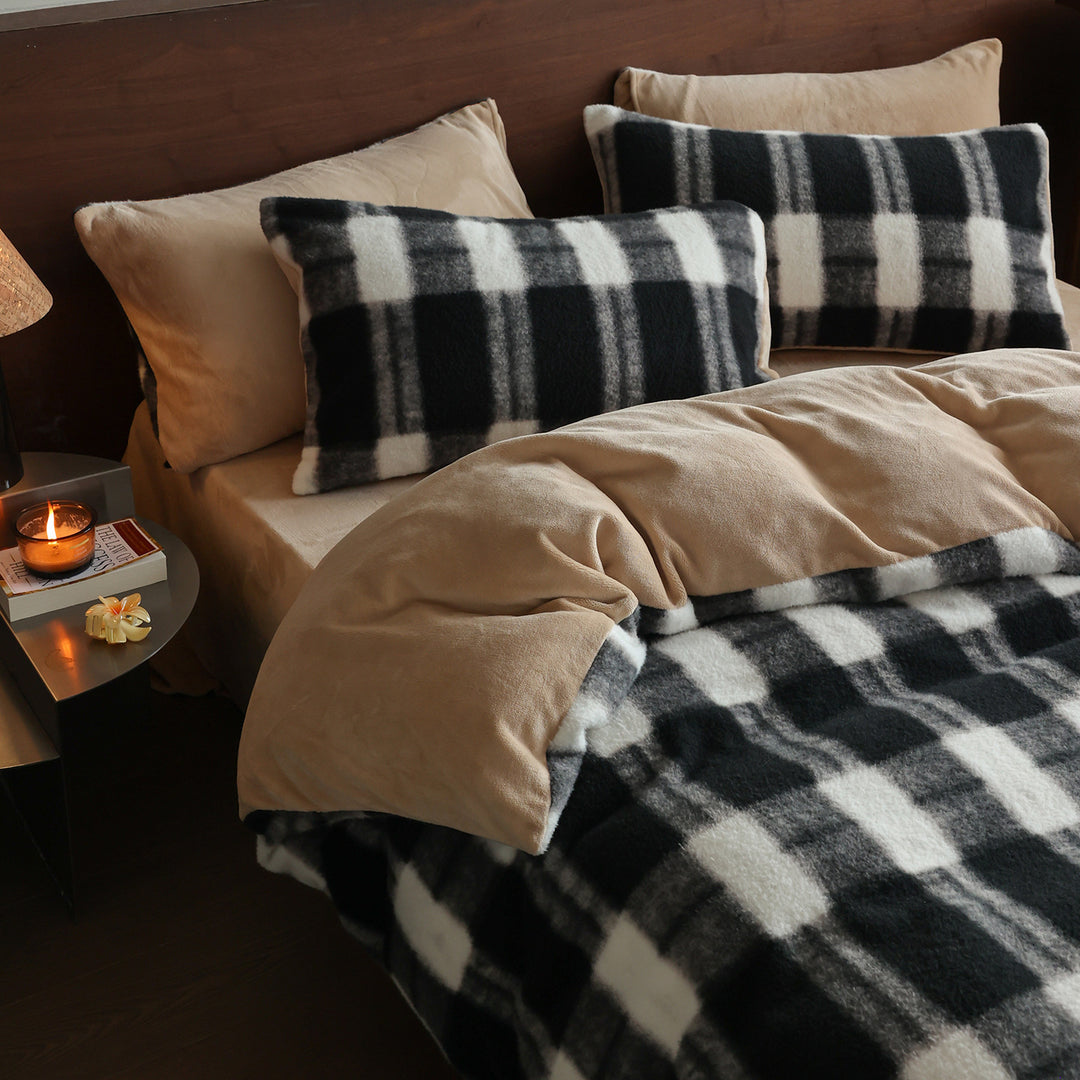 Cozy plaid-pattern bedding and throw blanket set made of microfleece with reversible function