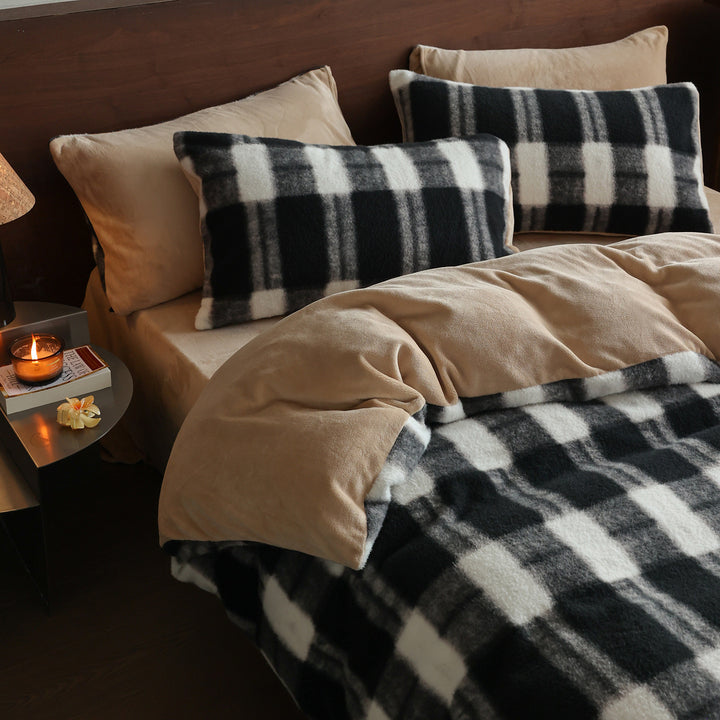 Cozy plaid-pattern bedding and throw blanket set made of microfleece with reversible function