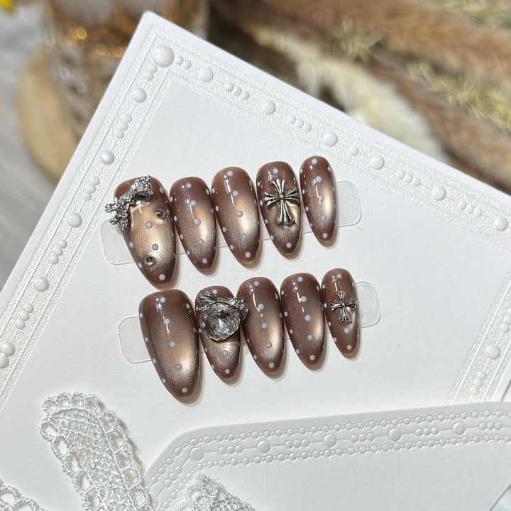 Elegant Press-On Nail Art Set with Distinctive Metallic Accents Stornfield