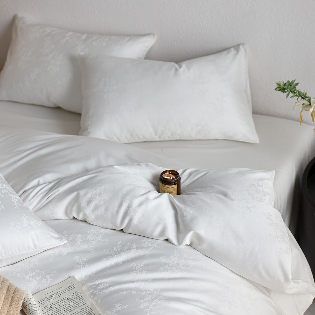 Fine cotton satin bedding set with tulip jacquard structure and hotel closure