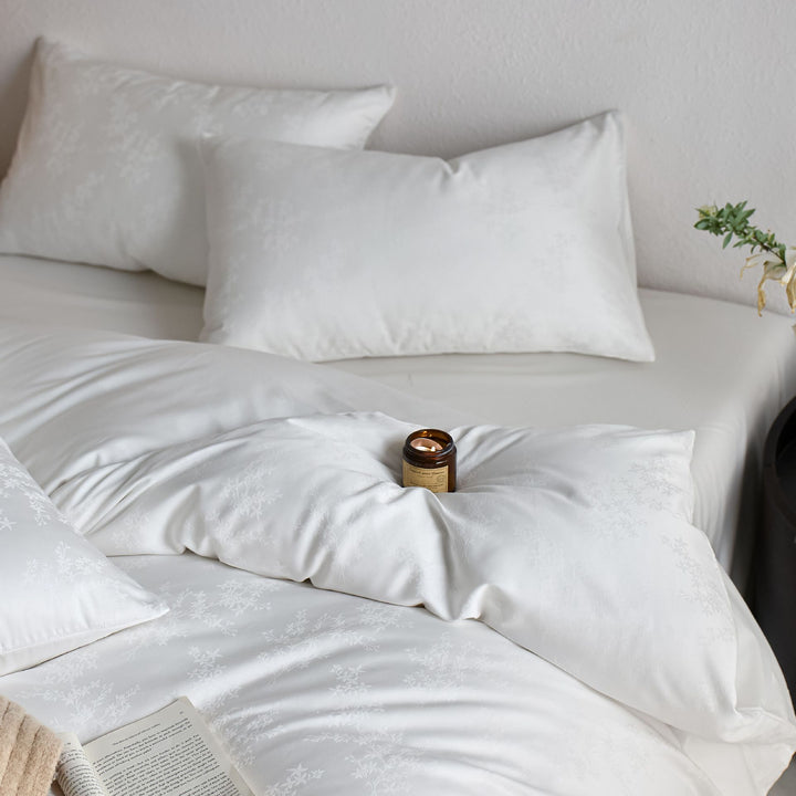 Fine cotton satin bedding set with tulip jacquard structure and hotel closure
