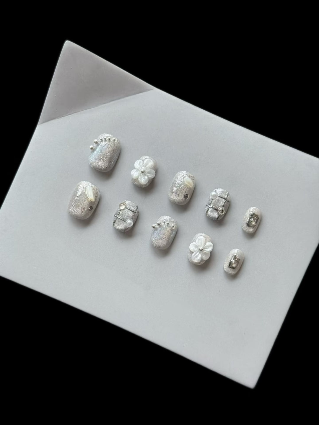 Elegant Press-On Nail Art Set with Sparkling Flower Designs