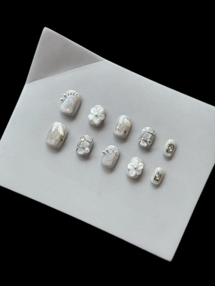 Elegant Press-On Nail Art Set with Sparkling Flower Designs