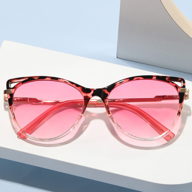 Ladies trendy cat-eye sunglasses with mirrored lenses Stornfield