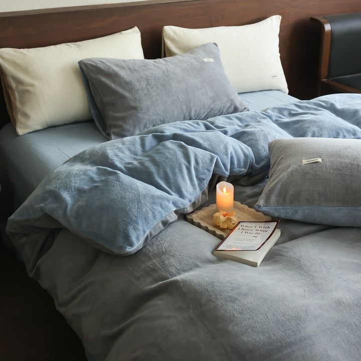 Soft velvet-look bedding set made of microfiber with breathable filling and hotel closure