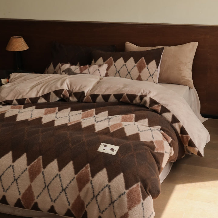 Premium microfleece bed set with diamond structure and warming cuddle throw