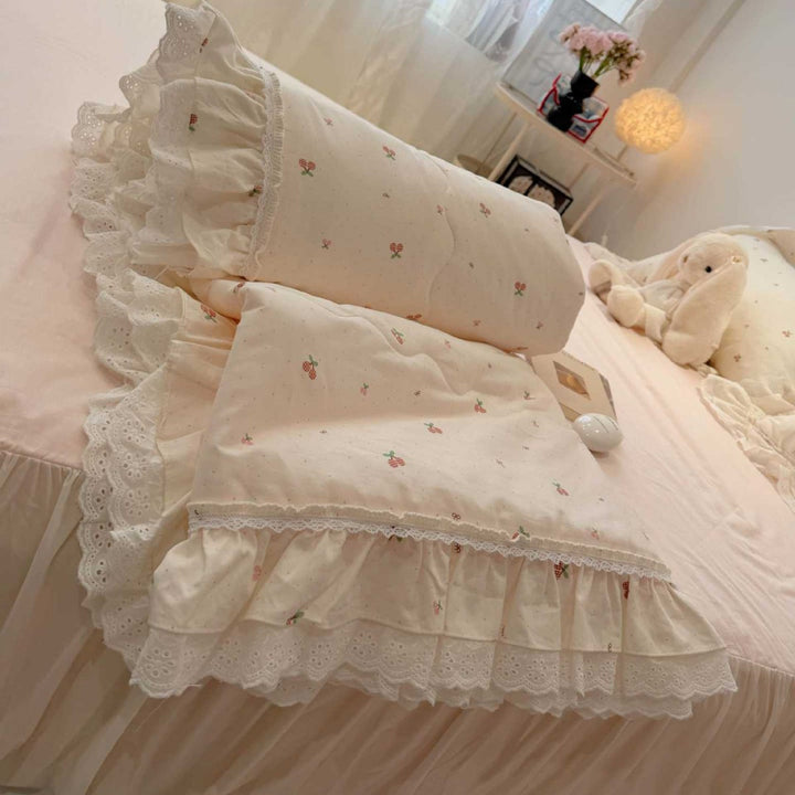 Quilted bedspread with ruffle and lace trim made of cotton blend