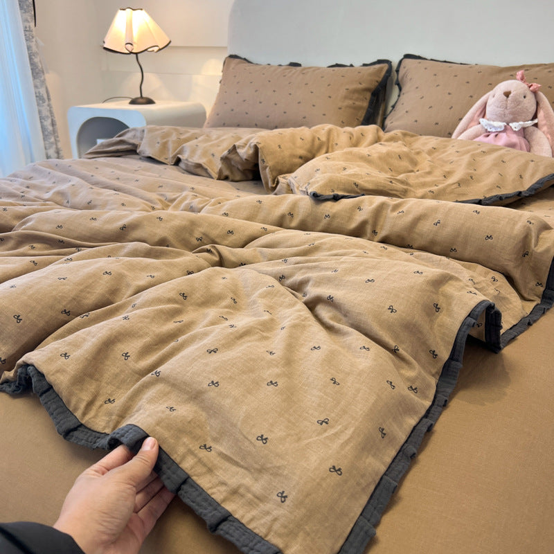 Elegant Bow Patterned Quilt Set