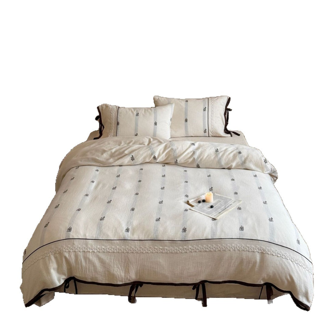 Reversible bedding set in linen look with lace trim and decorative bows