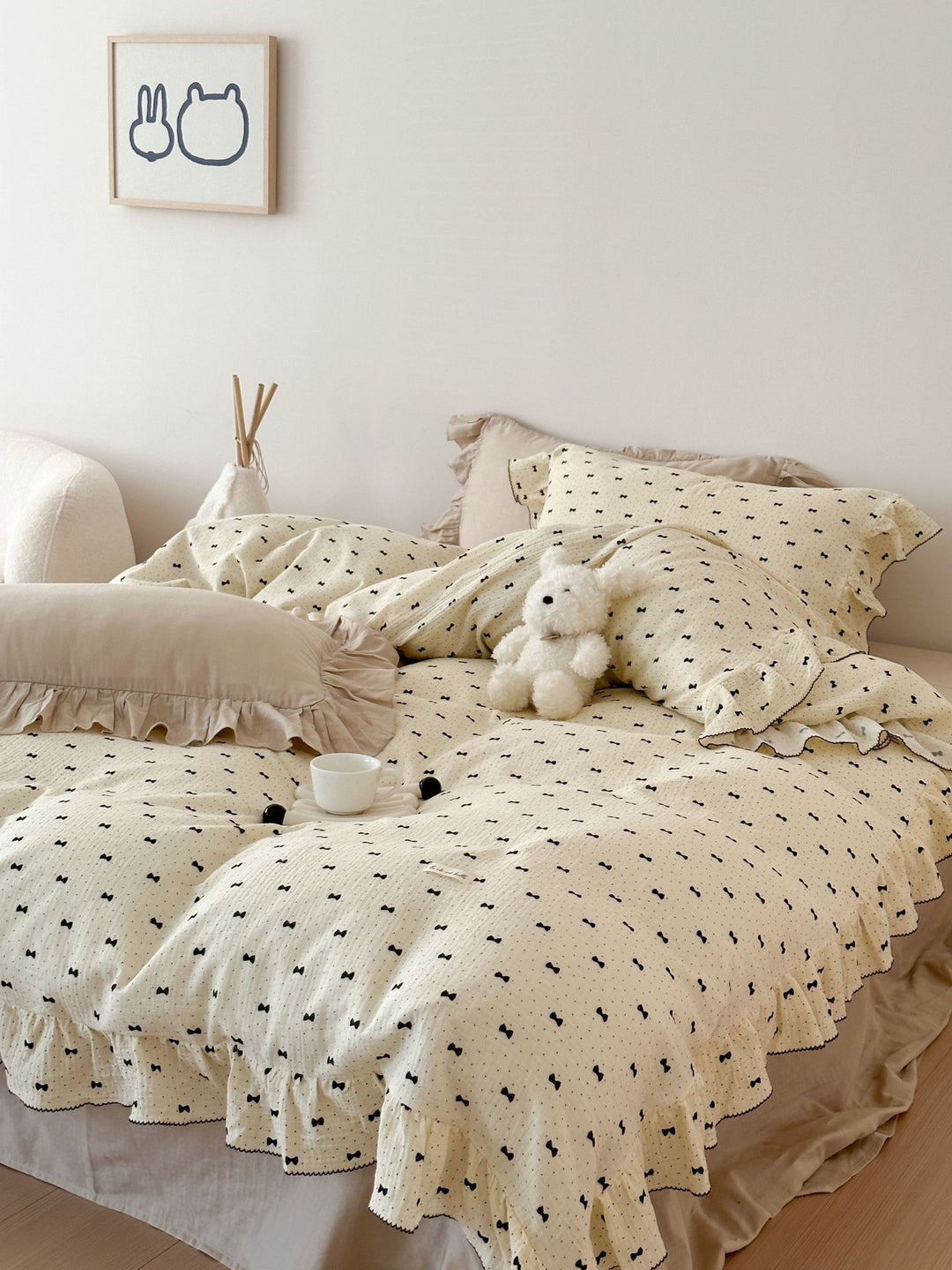 Bedding set made of cotton gauze with ruffled trim and fine bow print