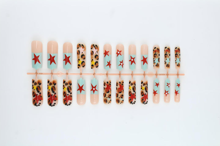 Nail set with trendy leopard and star design Stornfield