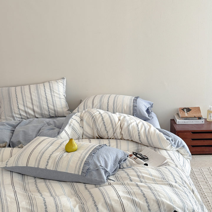 Striped bedding set in linen look with reversible function and tie band closure