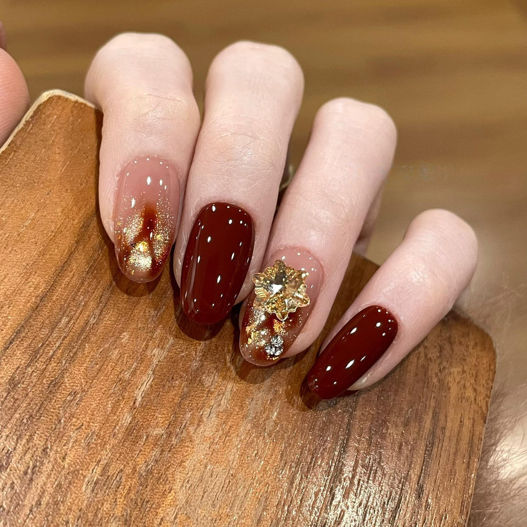 Artificial nail tips with golden accents Stornfield