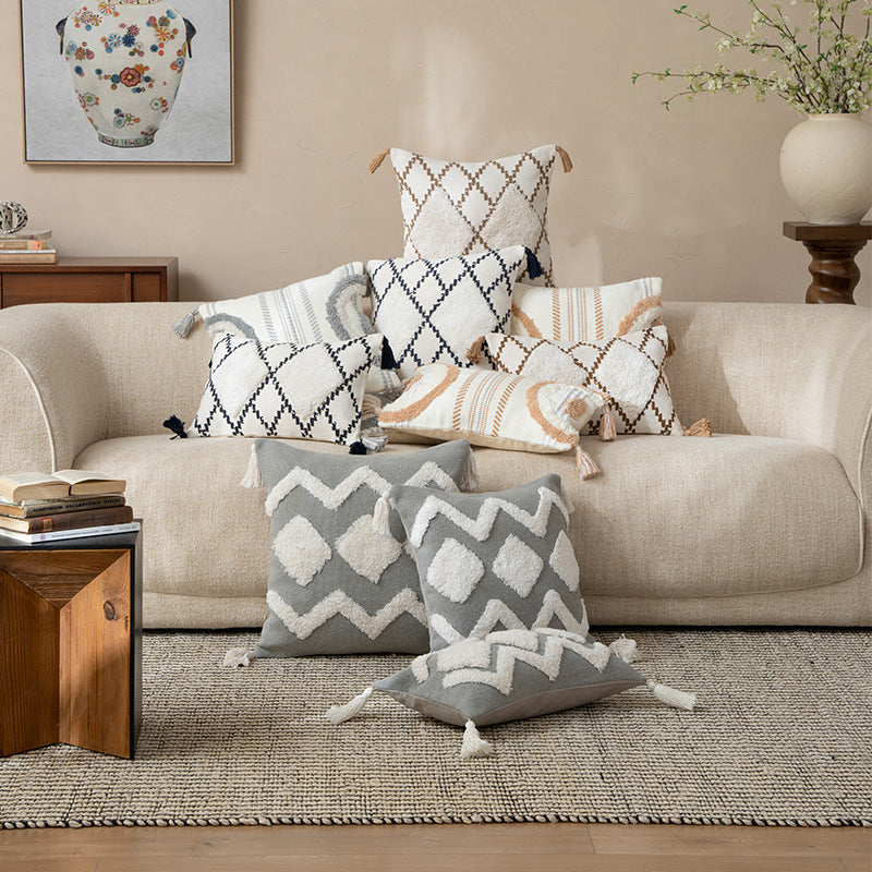 Square decorative cushion with boucle relief, zigzag and diamond pattern as well as tassels