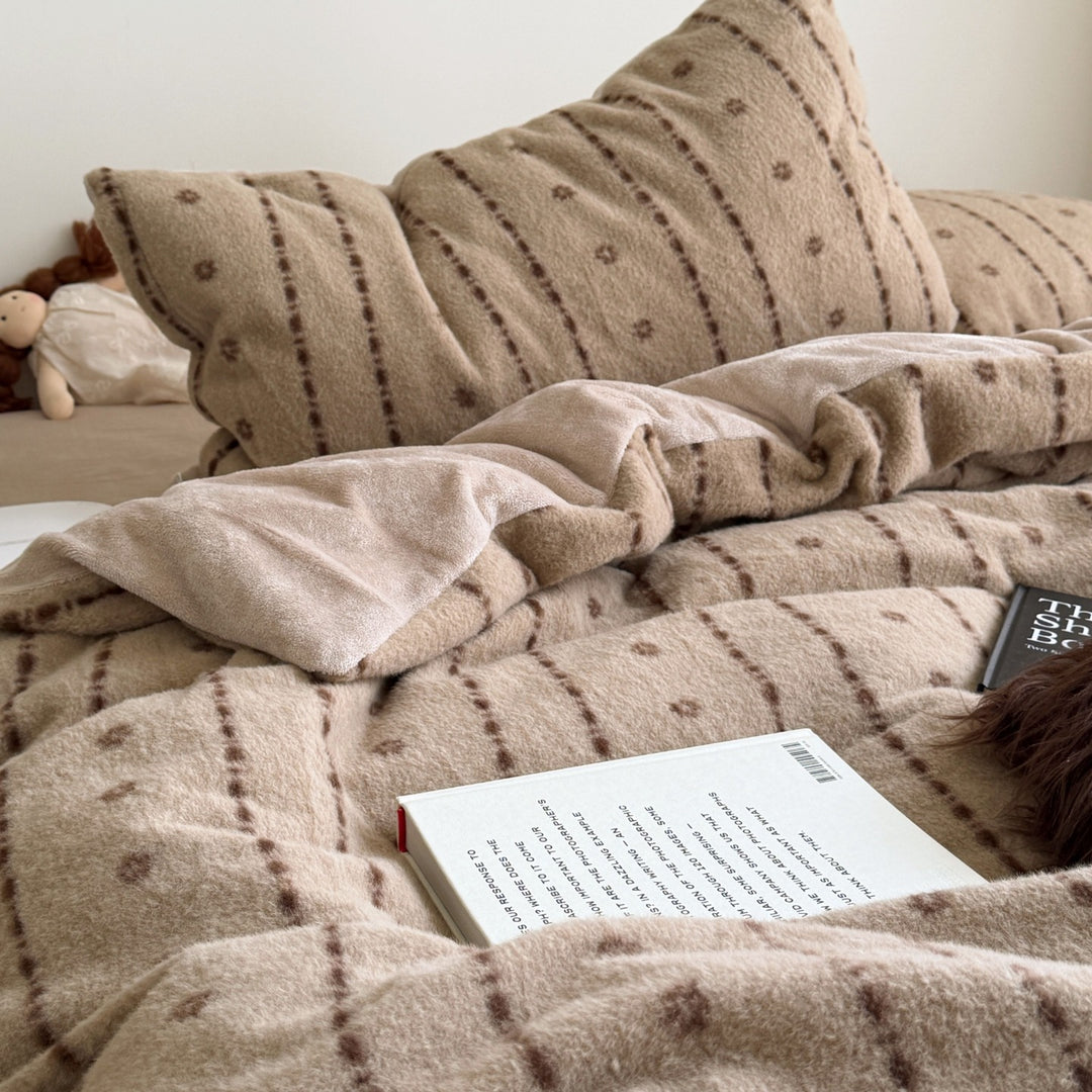 Plush Microfiber Patterned Duvet Cover and Pillowcase Set