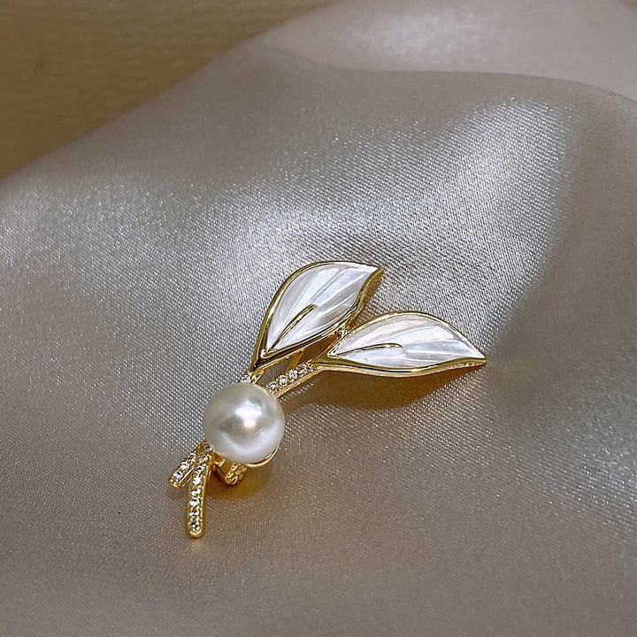 Elegant brooch with pearl and rhinestone details Stornfield
