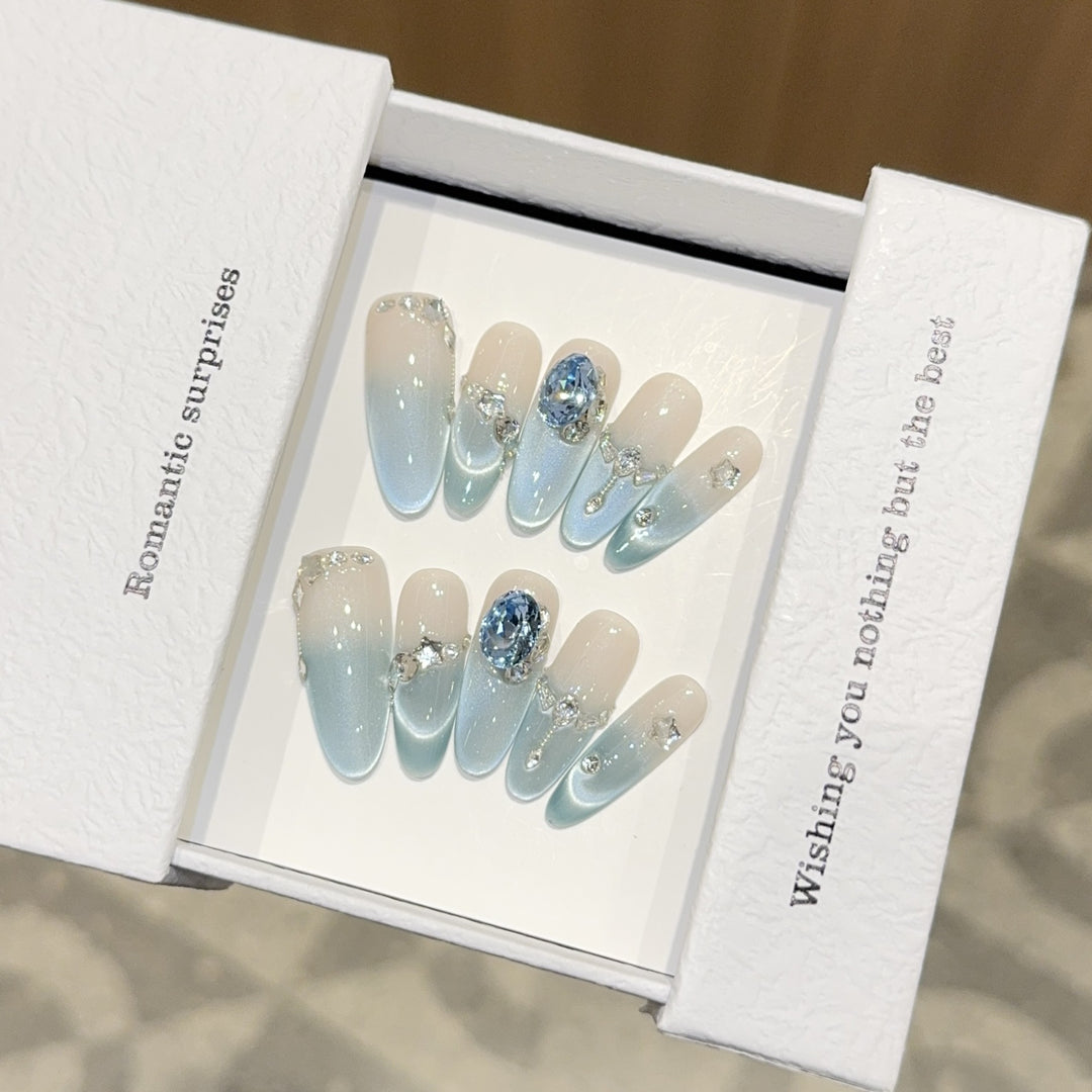 Nail set with Romantic Design and Glitter Elements Stornfield