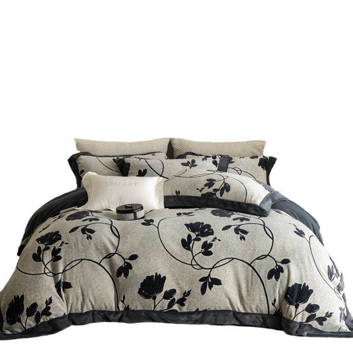 Luxurious reversible bedding set with velvety edging and abstract Ikat pattern