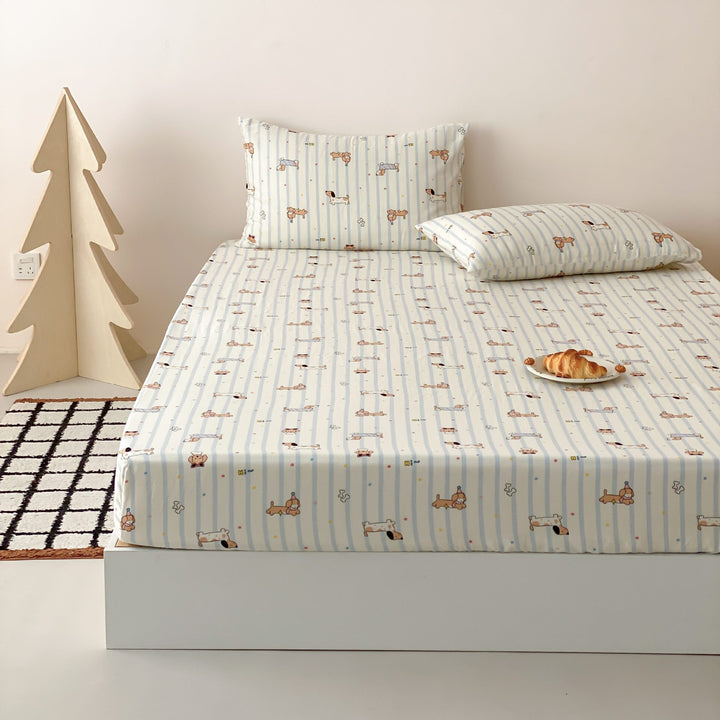 Children's fitted sheet with elastic all-around hem and cute dog print